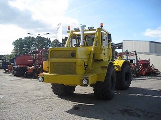 Traktor Kirovets Kasimir Kirovetz K 701 Motorstart K 700 A auf dem Firmengelnde MERKANTIL