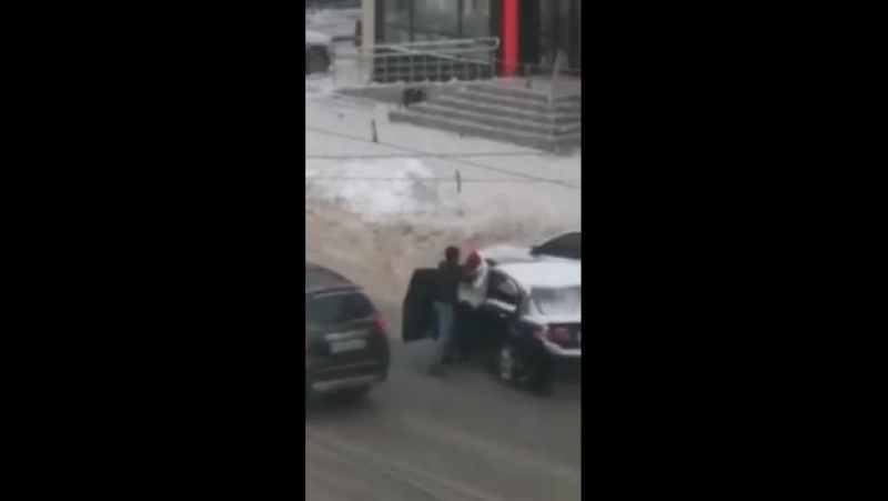 Девушка за рулем таранит
