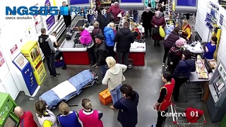 Женщина родила в магазине у кассы
