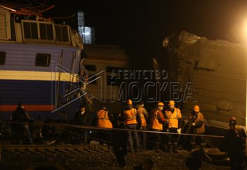НЕДАЛЕКО ОТ СТАНЦИИ КУНЦЕВО БЕЛОРУССКИЙ ПОЕЗД СТОЛКНУЛСЯ С ЭЛЕКТРИЧКОЙ Это картинка