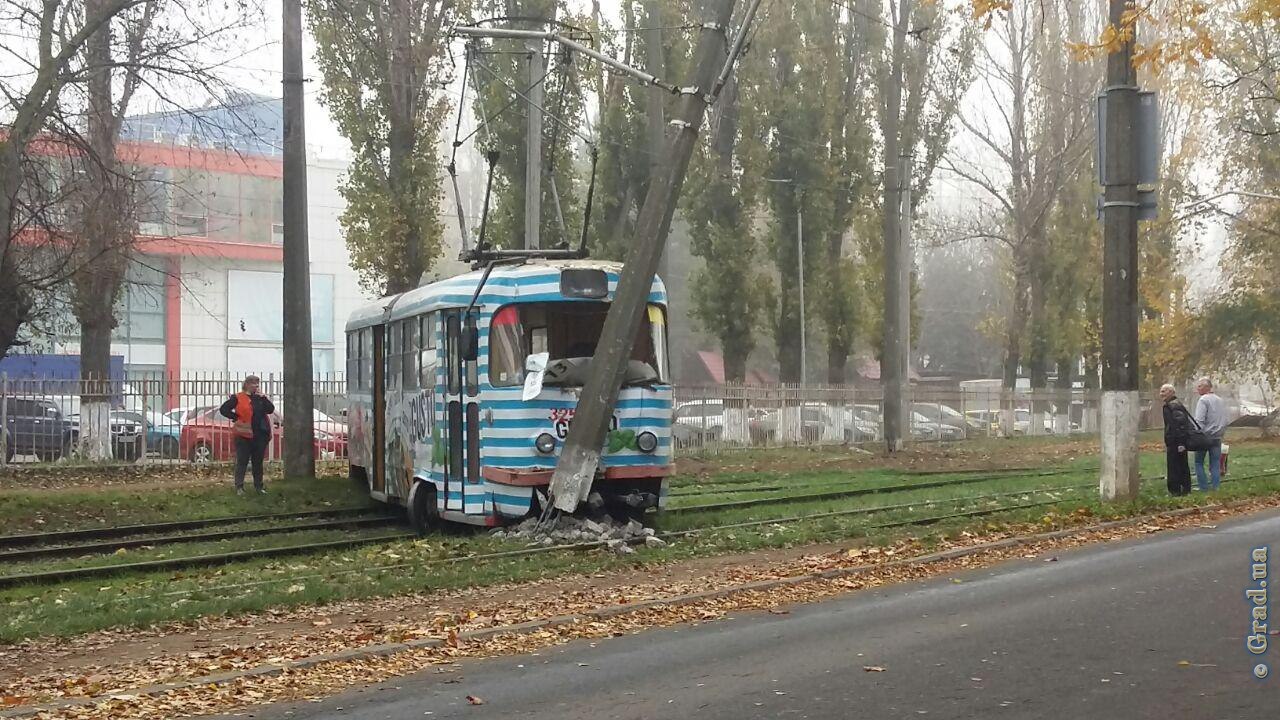 В Одессе трамвай сошел с рельсов и врезался в столб Это картинка