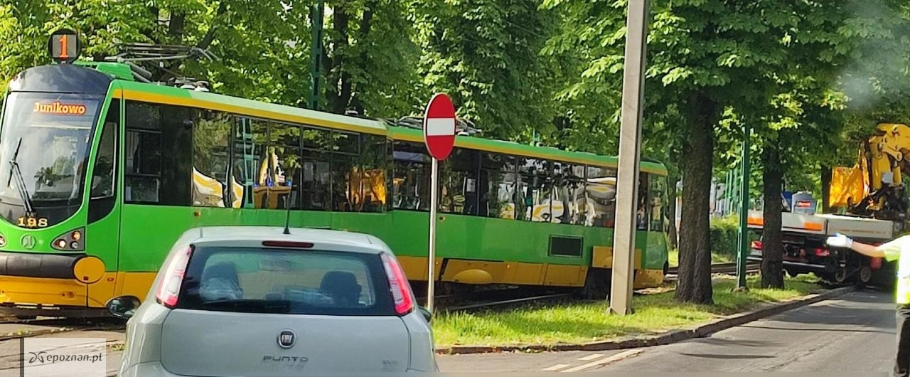 Трамвай 8 июня сошел с рельсов на улице Реймонта Это картинка