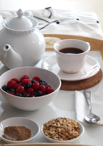 завтрак в постель. сырники и чай. красивое чаепитие. второй завтрак чай. завтрак.