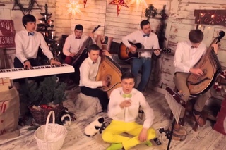 Jingle Bells українською the most cute New Year movie  Шпилясті кобзарі Ukraine, 2016