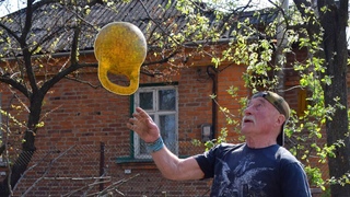 ДЕД-АТЛЕТ ЖОНГЛИРУЕТ ГИРЕЙ / Grandfather athlete juggles kettlebell (English subs)